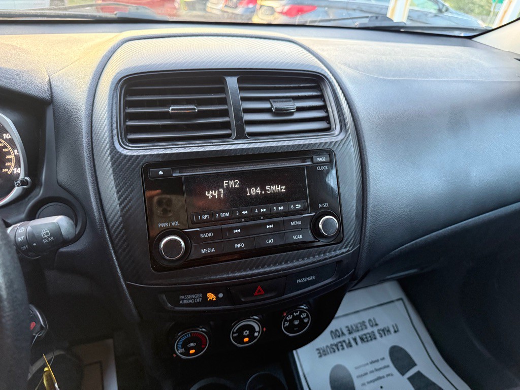 2015 Mitsubishi Outlander Image 16