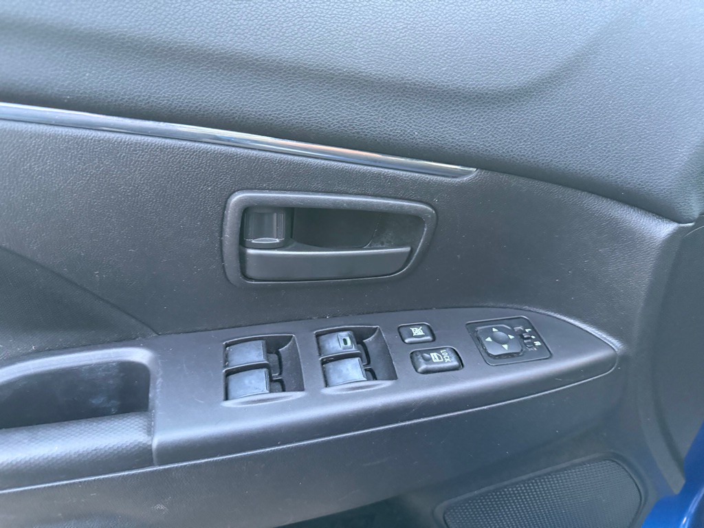 2015 Mitsubishi Outlander Image 38