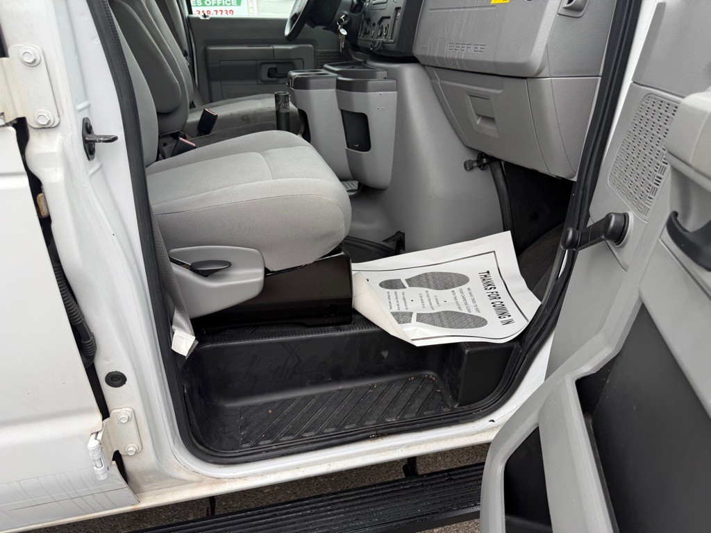 2013 Ford Econoline Image 24