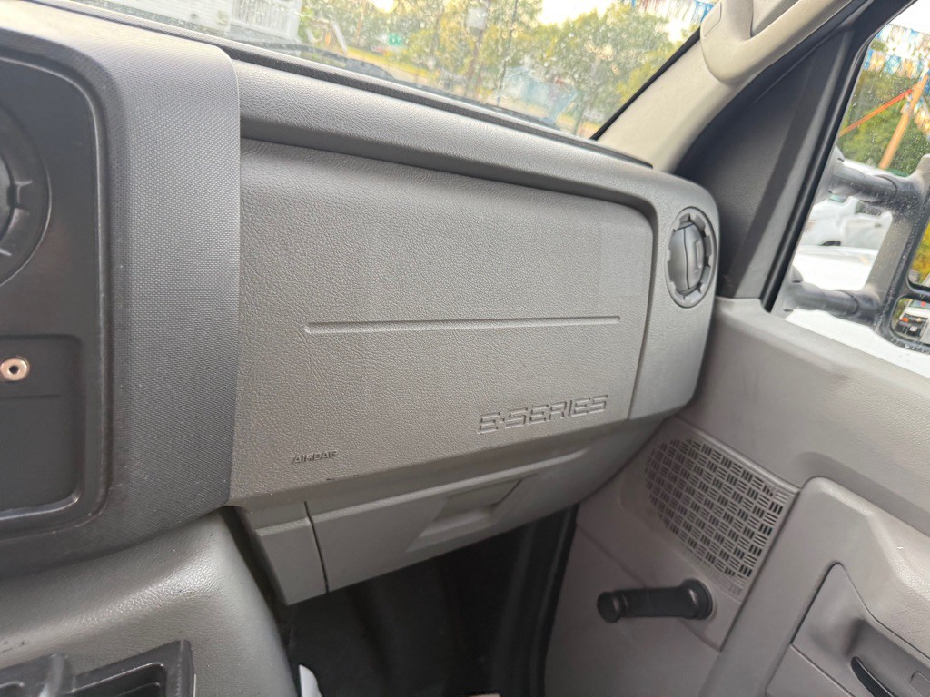 2013 Ford Econoline Image 16