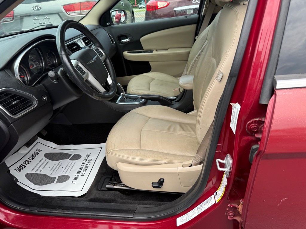 2014 Chrysler 200 Image 10