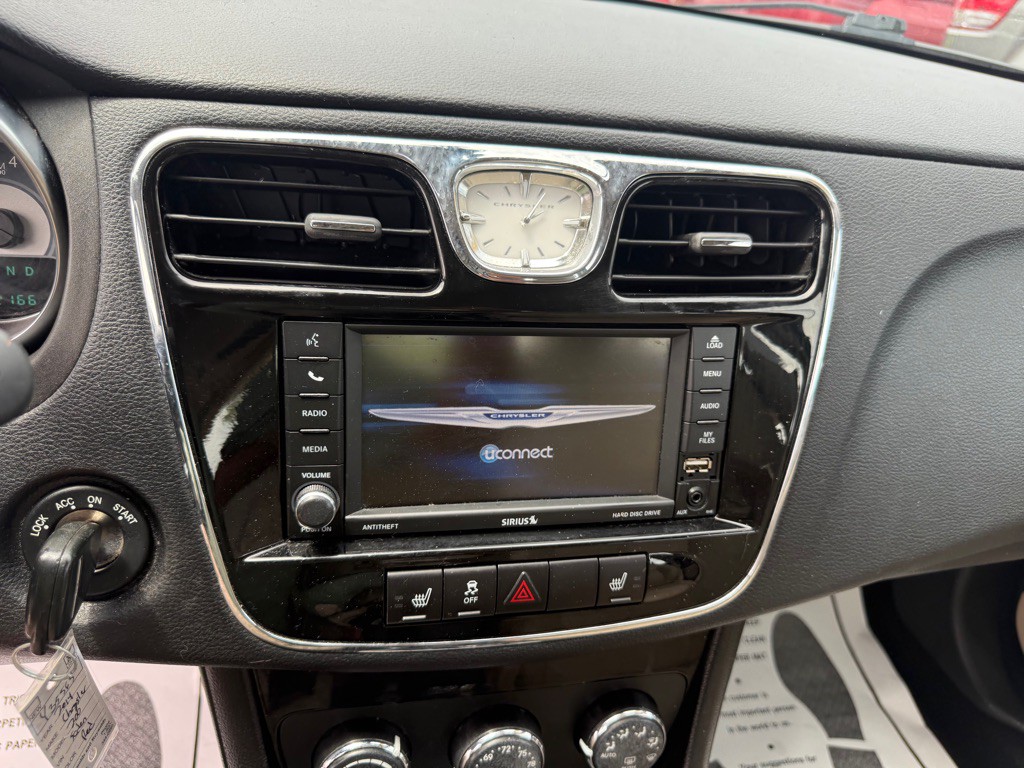 2014 Chrysler 200 Image 14