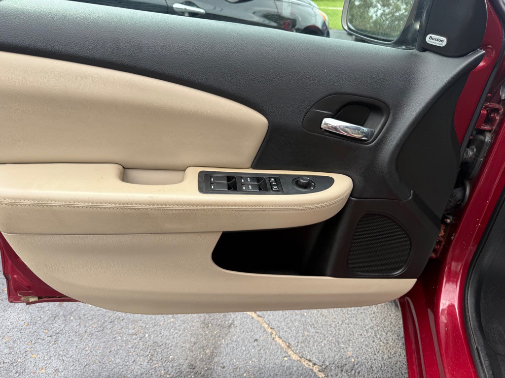 2014 Chrysler 200 Image 32
