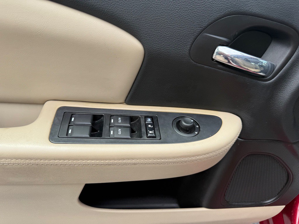 2014 Chrysler 200 Image 33