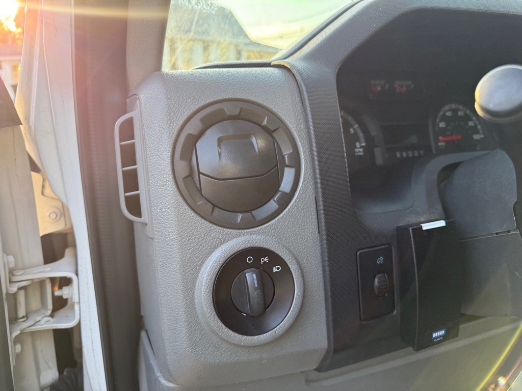2014 Ford Econoline Image 21