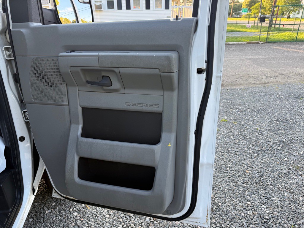 2014 Ford Econoline Image 28