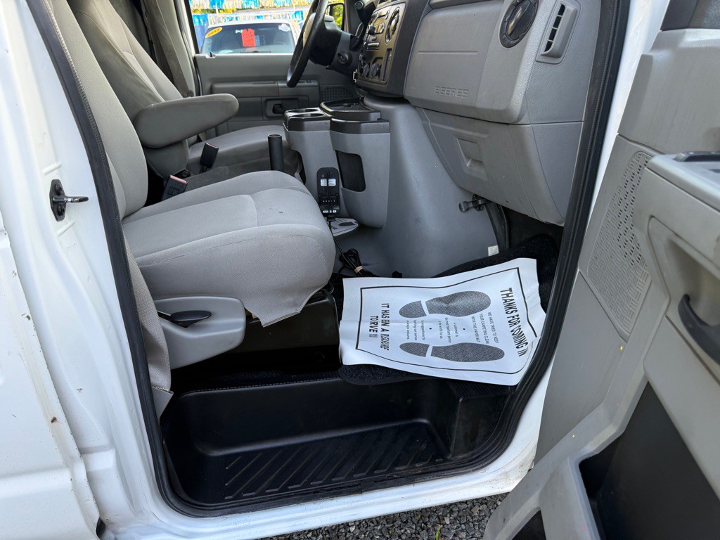 2014 Ford Econoline Image 40