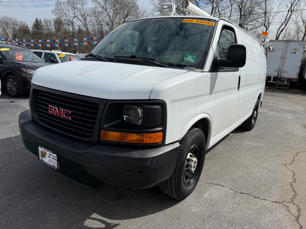 2011 GMC Savana Image 2
