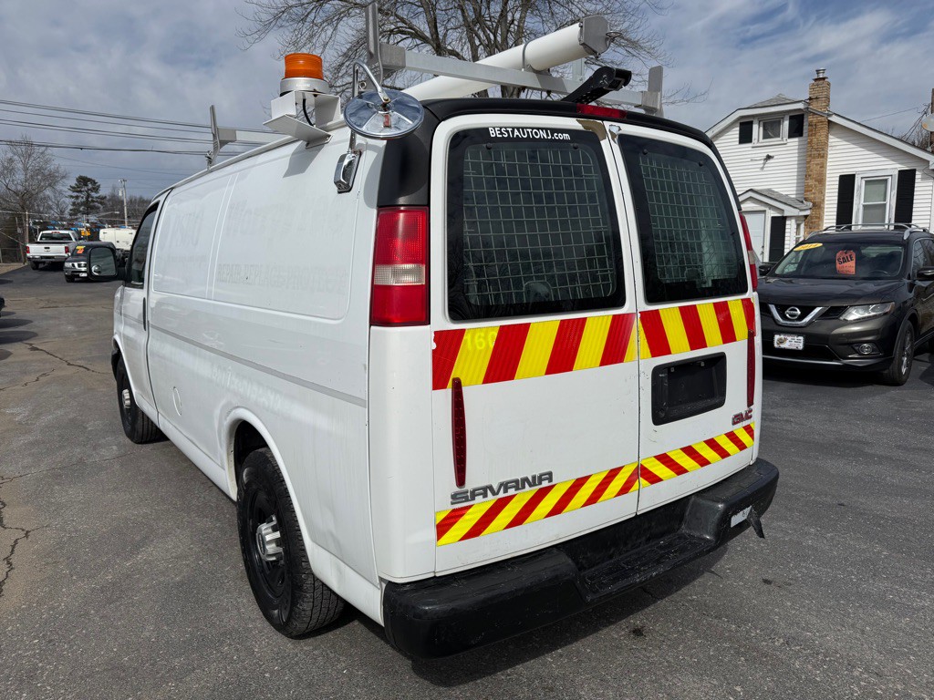 2011 GMC Savana Image 3