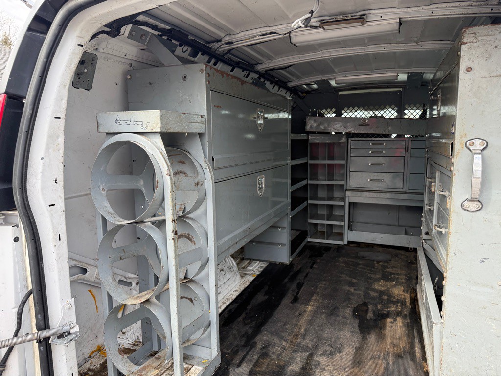2011 GMC Savana Image 24