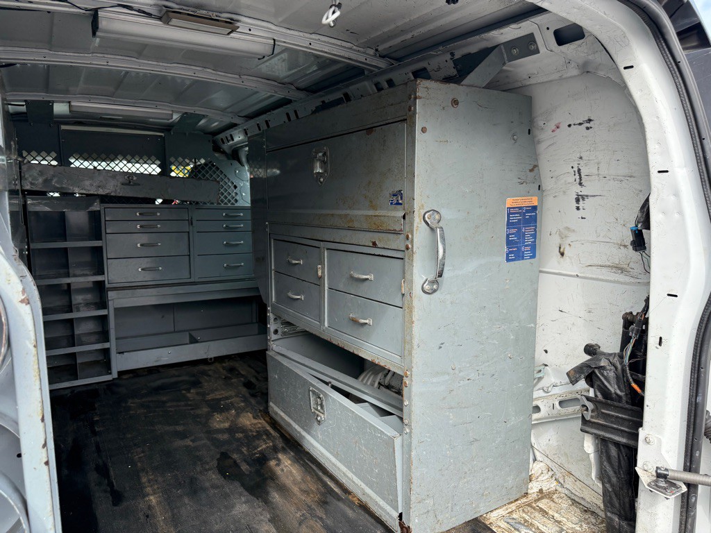 2011 GMC Savana Image 25