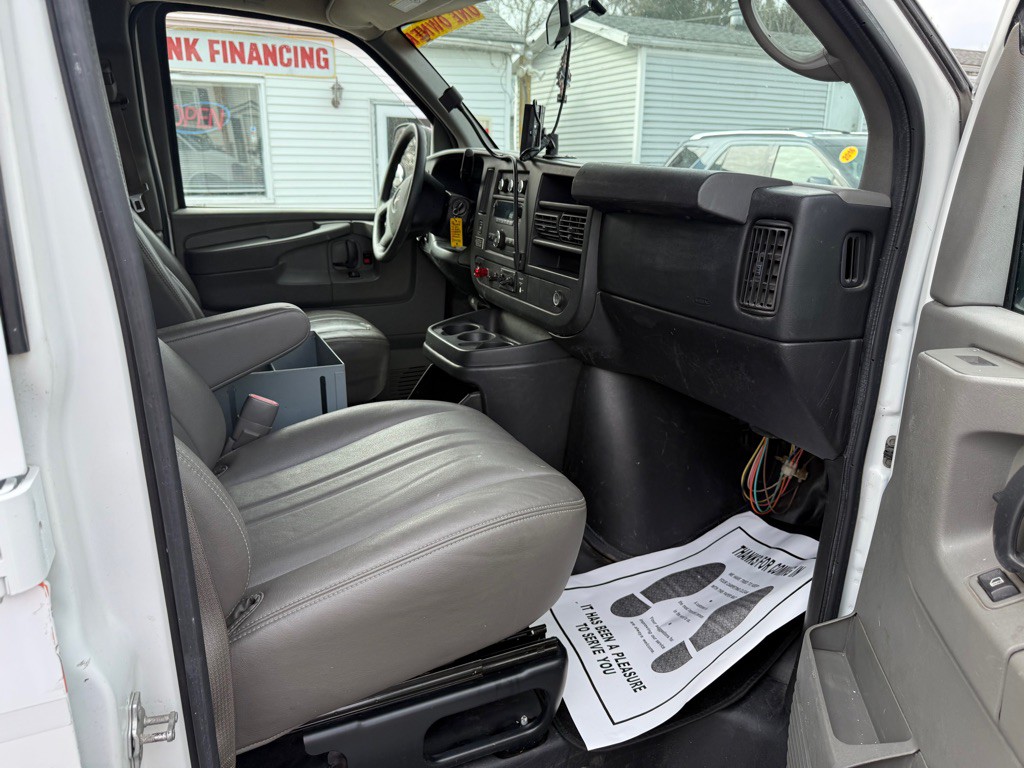 2011 GMC Savana Image 30