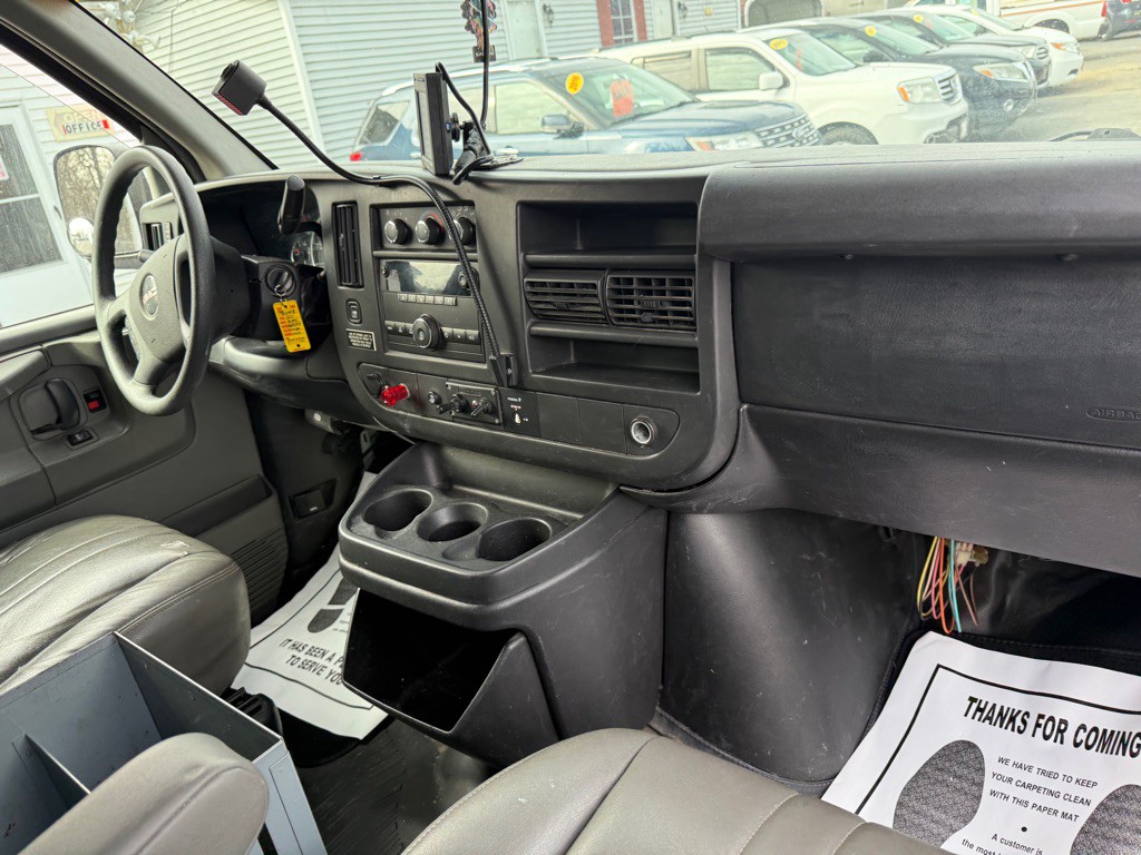 2011 GMC Savana Image 32