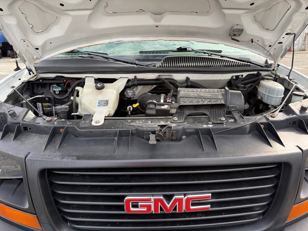 2011 GMC Savana Image 44