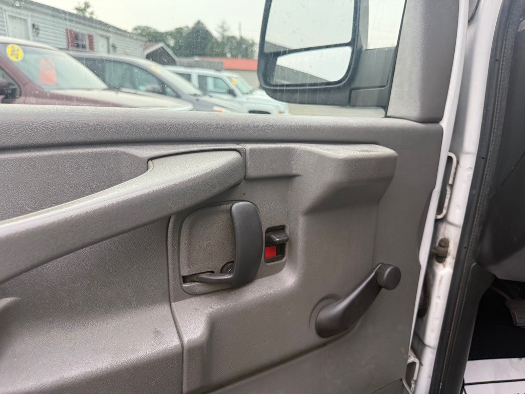 2013 Chevrolet Express Image 32