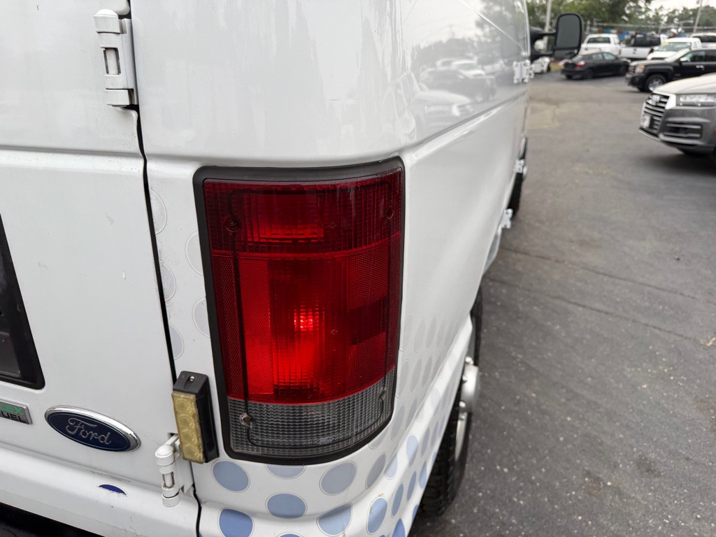 2010 Ford Econoline Image 40