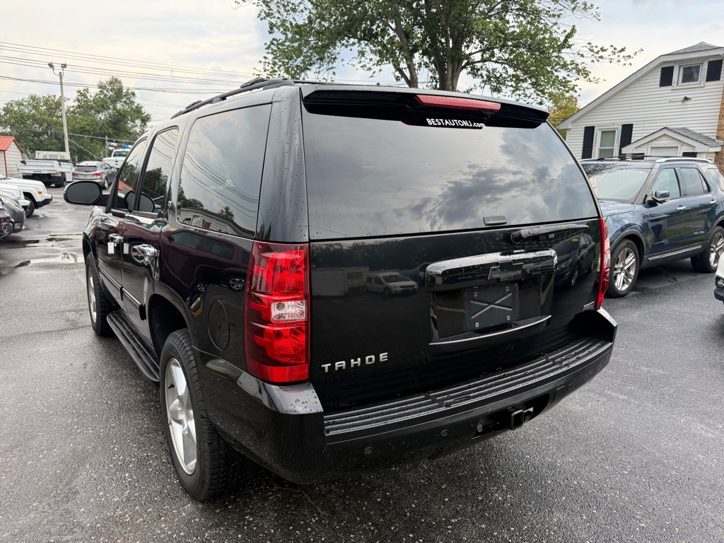 2011 Chevrolet Tahoe Image 2