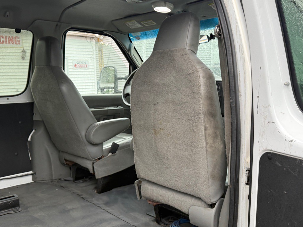 2013 Ford Econoline Image 30