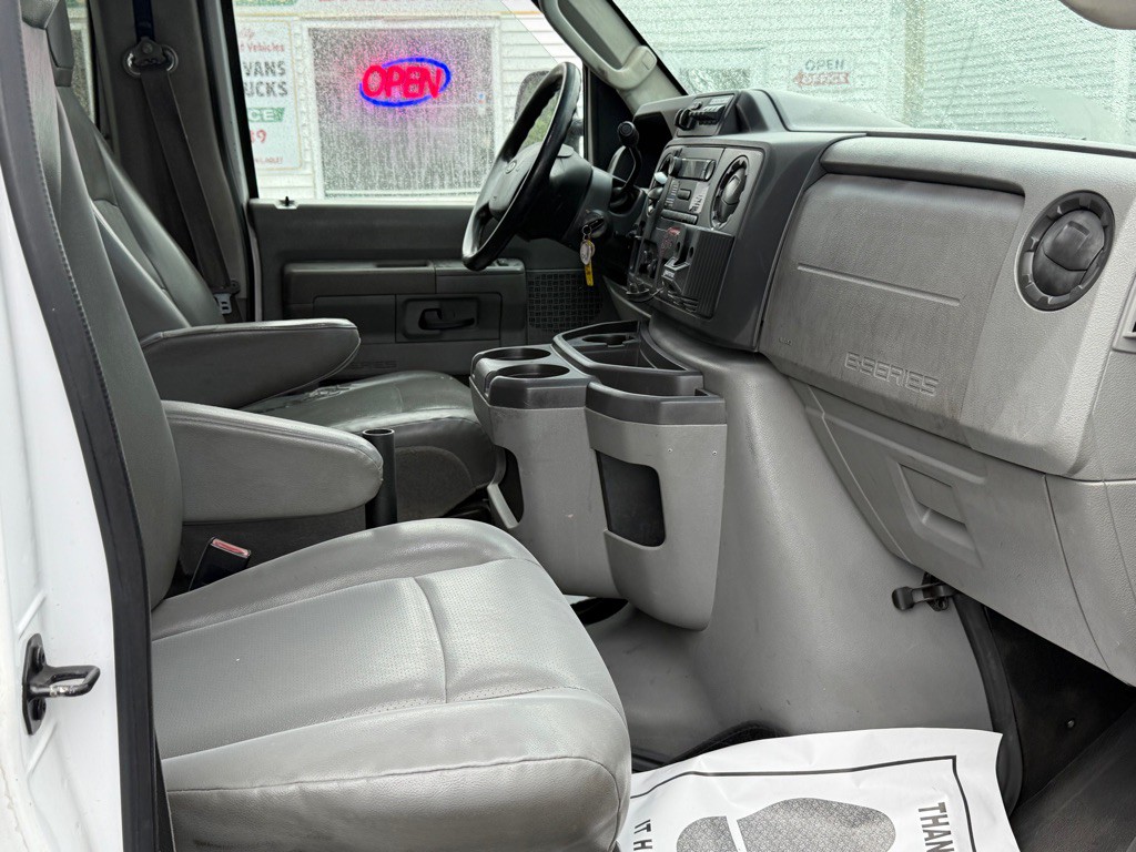 2013 Ford Econoline Image 33