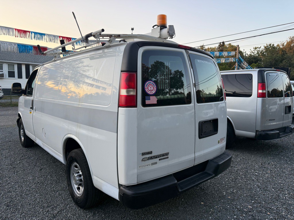 2011 Chevrolet Express Image 2