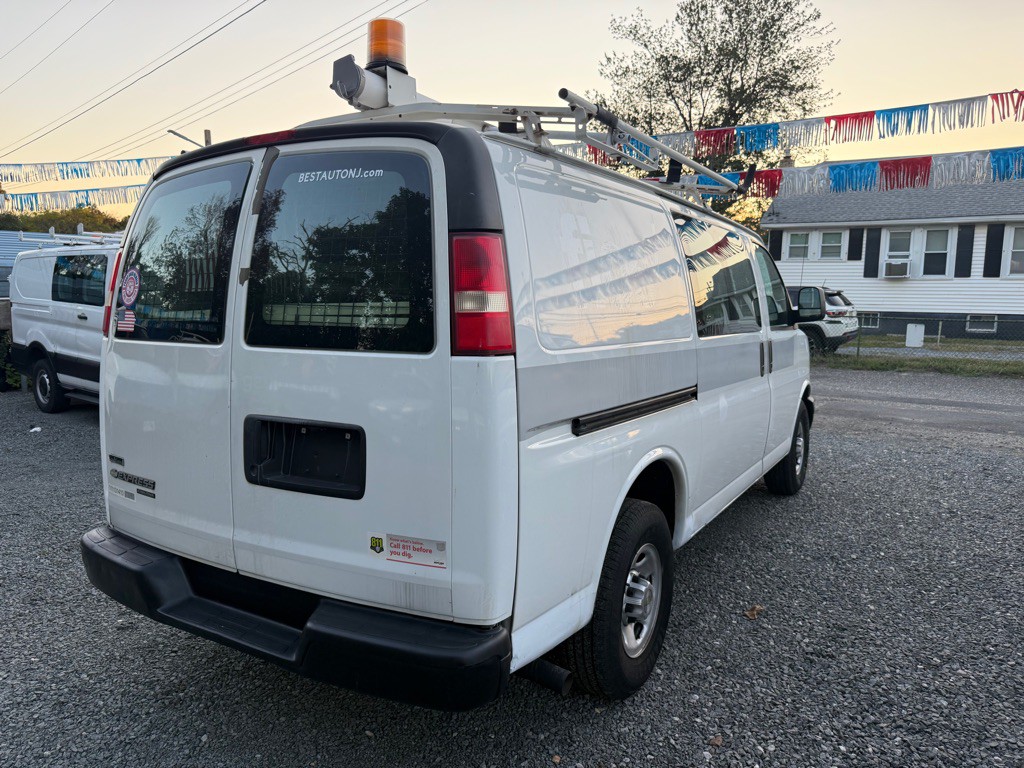 2011 Chevrolet Express Image 3