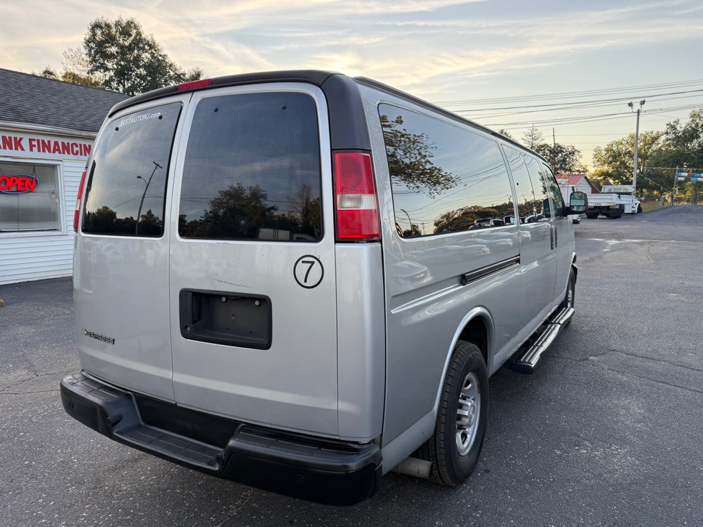 2015 Chevrolet Express Image 3