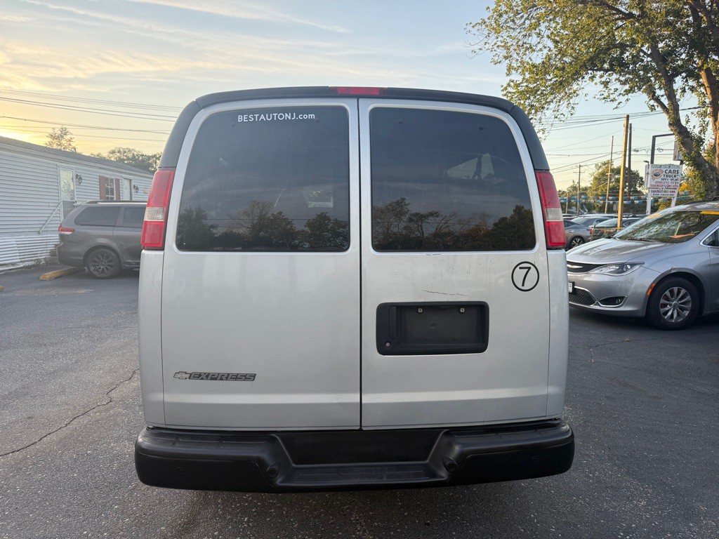 2015 Chevrolet Express Image 7