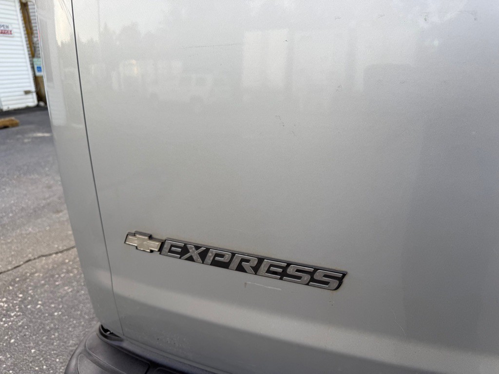 2015 Chevrolet Express Image 35