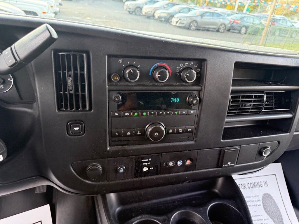 2015 Chevrolet Express Image 17
