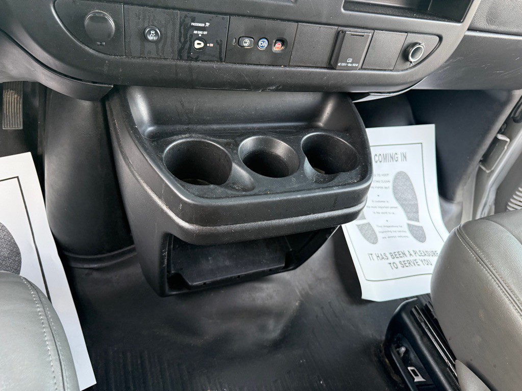 2015 Chevrolet Express Image 18