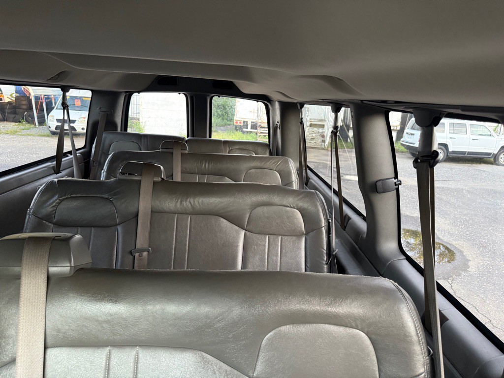 2015 Chevrolet Express Image 27