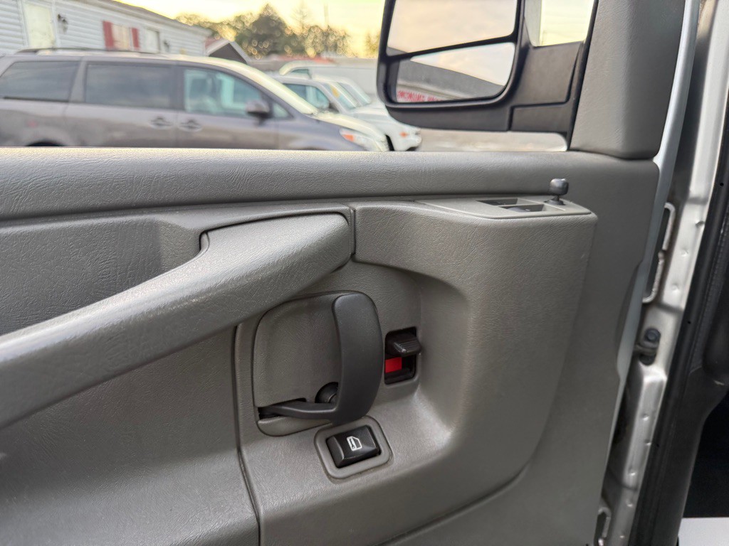 2015 Chevrolet Express Image 30