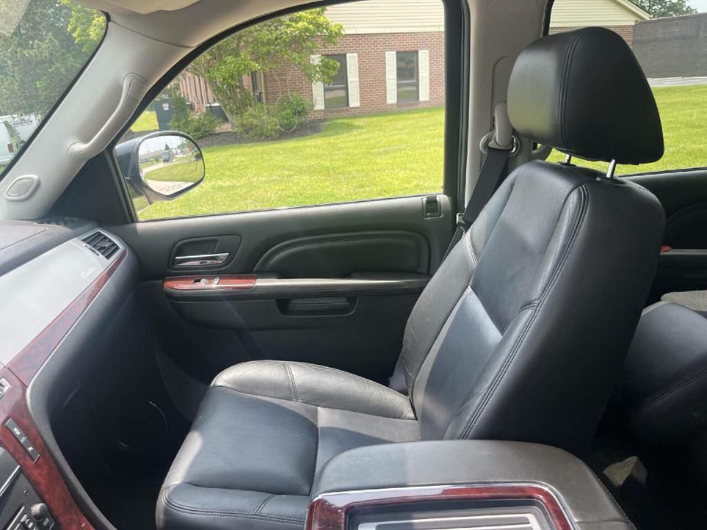 2012 Cadillac Escalade Image 21