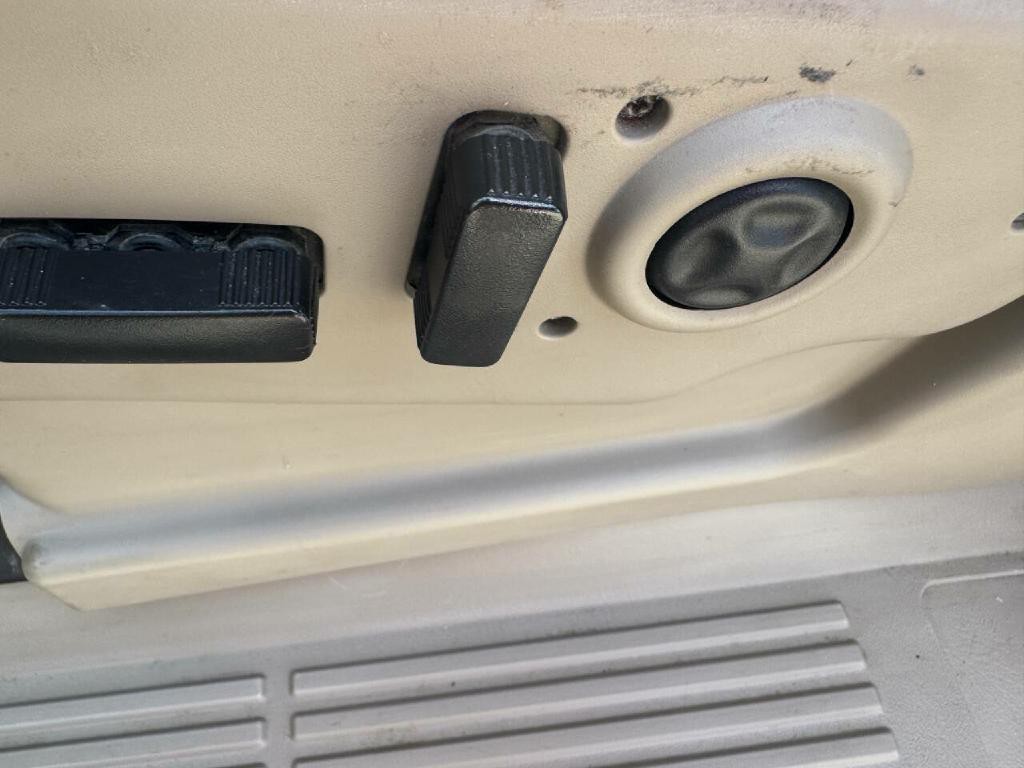 2003 Chevrolet Avalanche Image 18