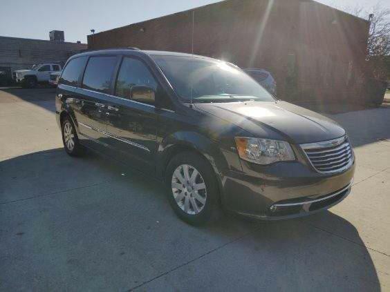 2015 Chrysler Town & Country Image 2
