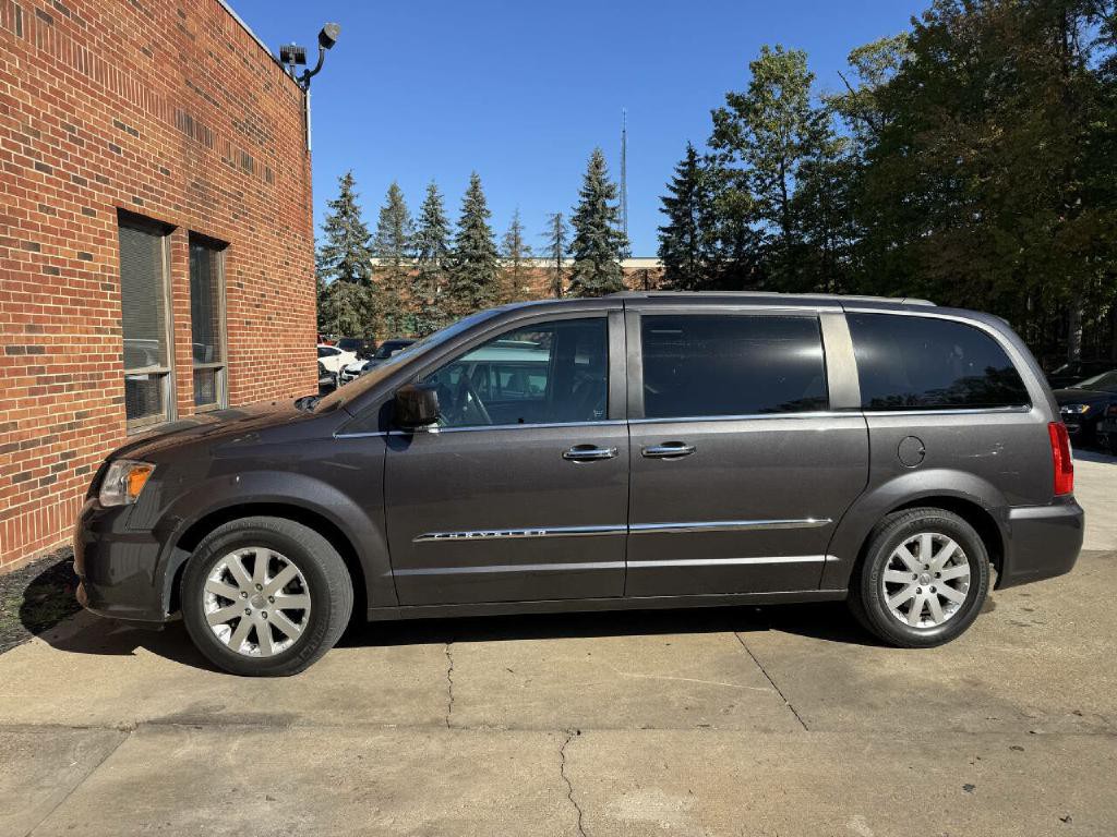 2015 Chrysler Town & Country Image 3
