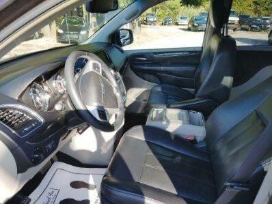 2015 Chrysler Town & Country Image 5
