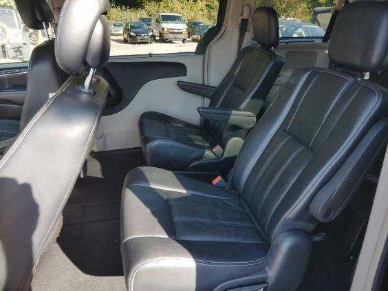 2015 Chrysler Town & Country Image 6