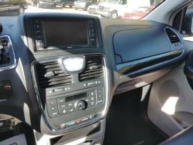 2015 Chrysler Town & Country Image 8