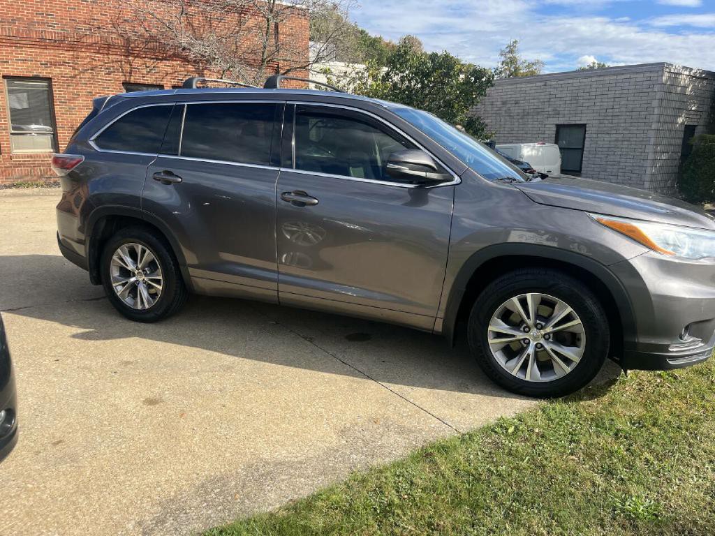 2015 Toyota Highlander Image 2
