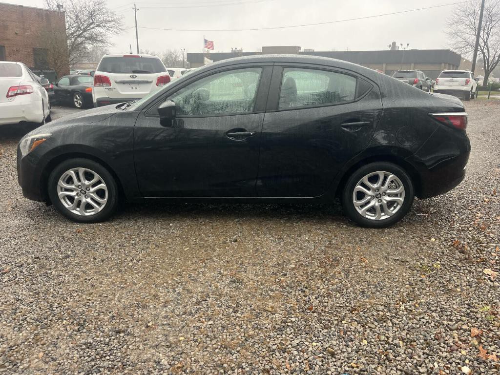 2017 Toyota Yaris Image 11