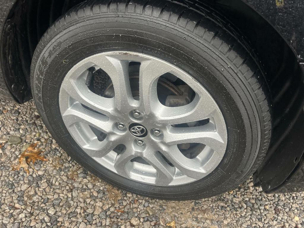 2017 Toyota Yaris Image 16