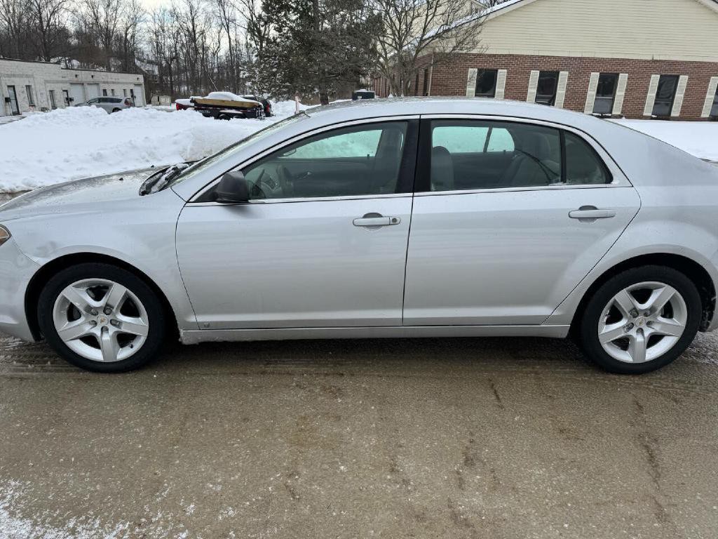 2010 Chevrolet Malibu Image 2