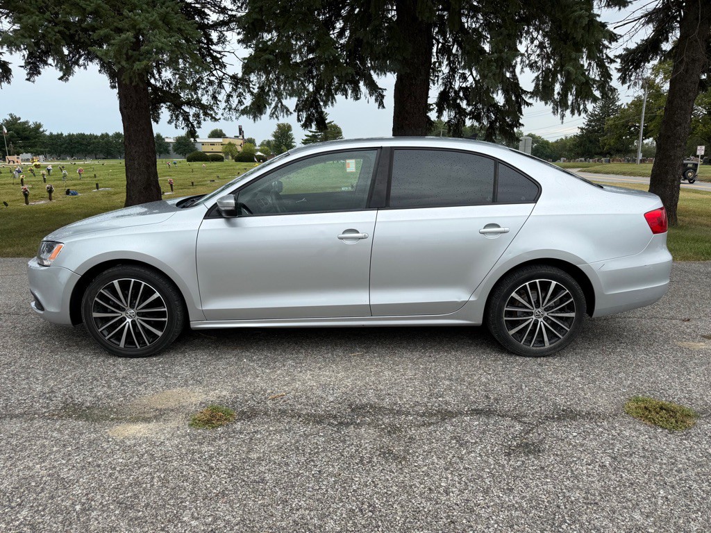 2011 Volkswagen Jetta Image 2