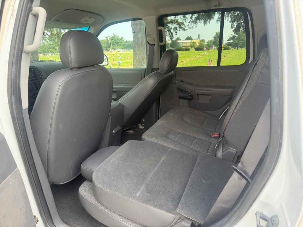 2005 Ford Explorer Image 8