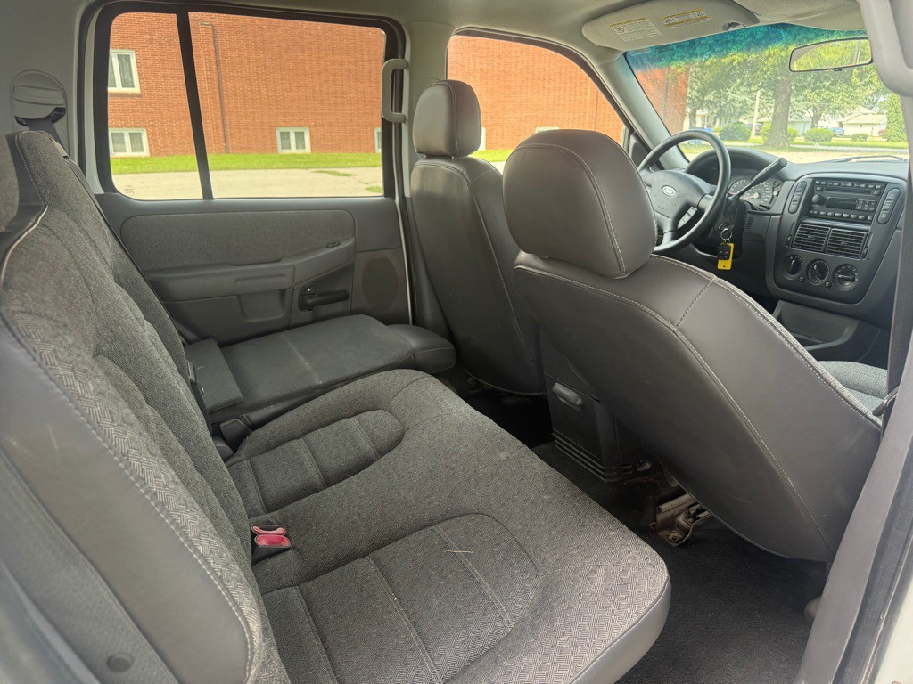 2005 Ford Explorer Image 10