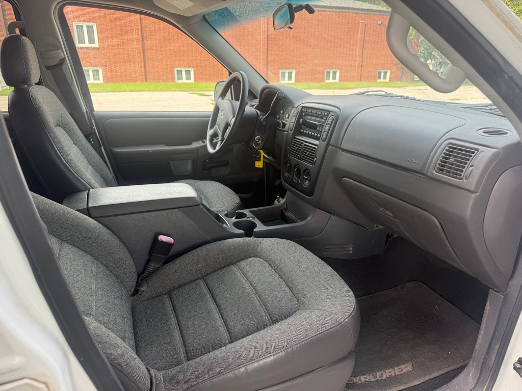 2005 Ford Explorer Image 11