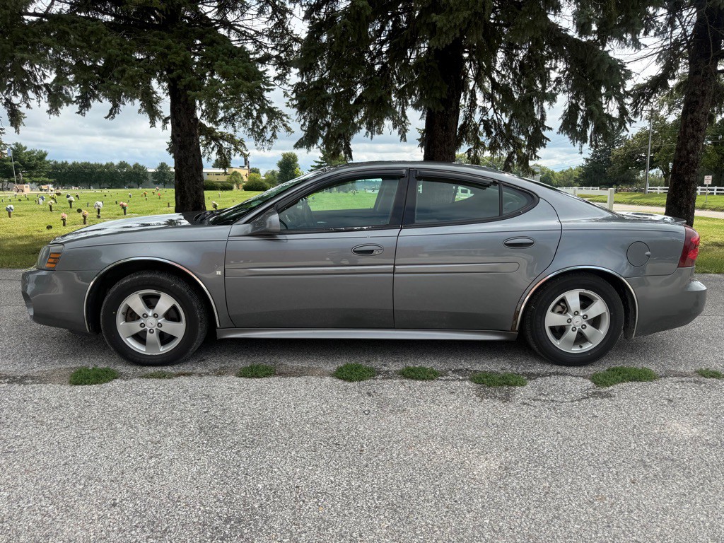 2008 Pontiac Grand Prix Image 2