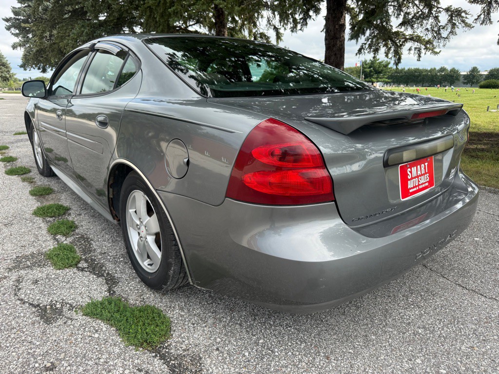 2008 Pontiac Grand Prix Image 3