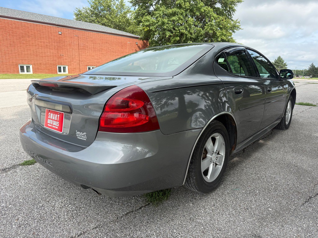 2008 Pontiac Grand Prix Image 4